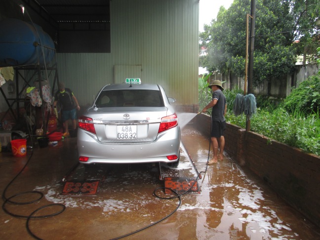 quá trình xịt rửa xe của máy rửa xe